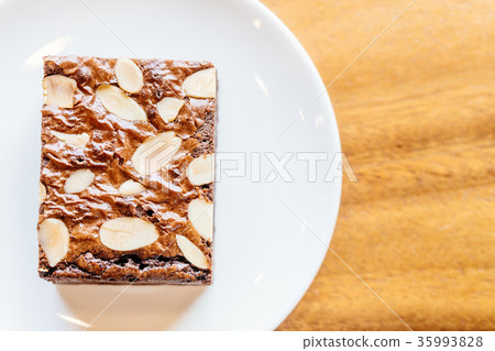 Chocolate brownies cake 35993828