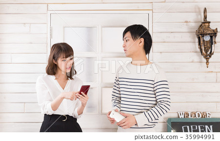在約會期間看到智能手機的男性和女性 35994991