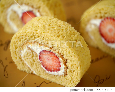 Strawberry roll cake cut piece (horizontal position up) Strawberry roll cake cut piece (horizontal position up) 35995408