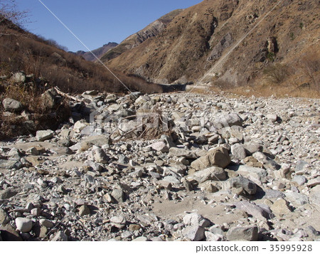 2001年11月，日本市蘆之町Ashio銅礦松川上游的Watarase河 35995928