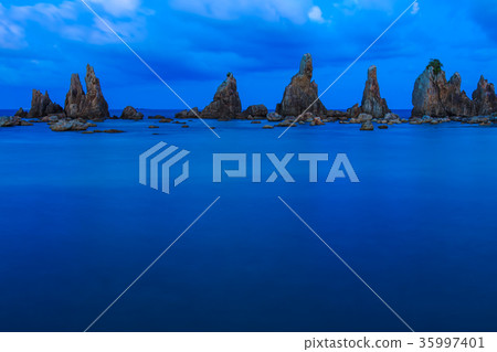 在日落以後的橋樑堆岩石 35997401