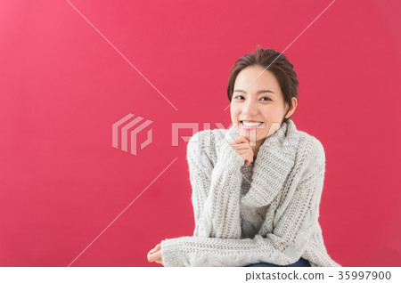 二十多歲的女性(秋冬季白色背景) 二十多歲的女性(秋冬季白色背景) 35997900