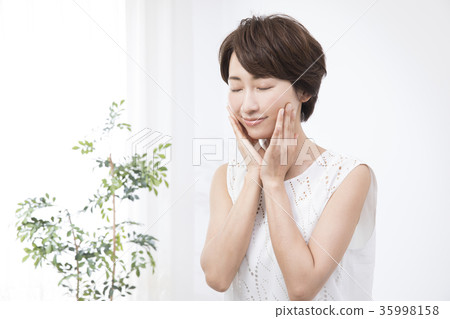 Beauty image women in their 30s Beauty image women in their 30s 35998158