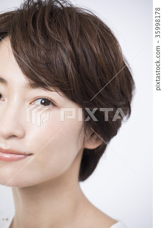 Beauty image women in their 30s Beauty image women in their 30s 35998178