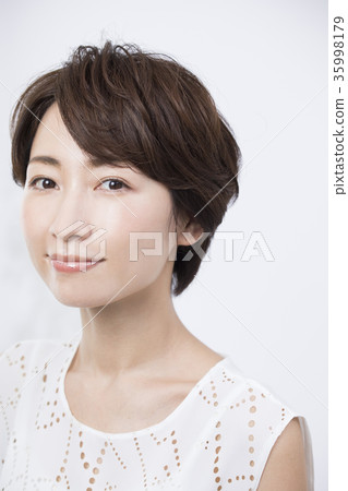 Beauty image women in their 30s 35998179