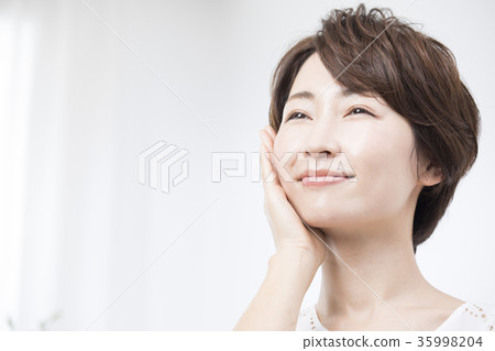 Beauty image women in their 30s Beauty image women in their 30s 35998204