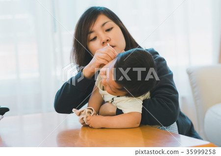 1 year old, ear cleaning, child 35999258