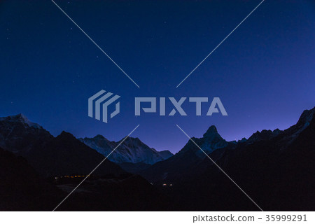 Everest and Lhotse under the stars 35999291