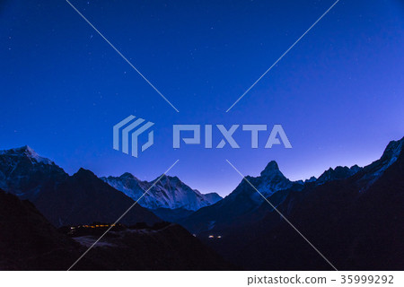 Everest and Lhotse under the stars 35999292