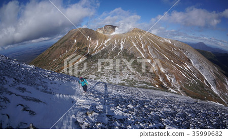 攀登阿寒山和女寒岳的登山者 35999682