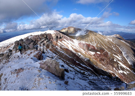 Climbers walking along the ridgeline of Akan Fuji and Mt. Meakandake 35999683