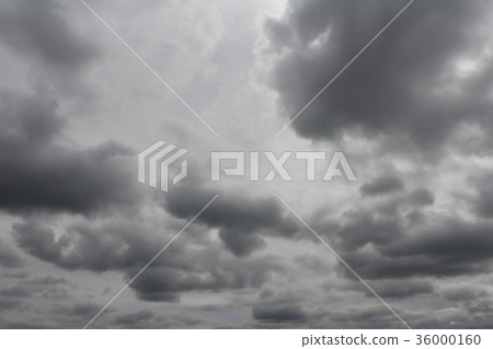 多雲多雲的天空 36000160