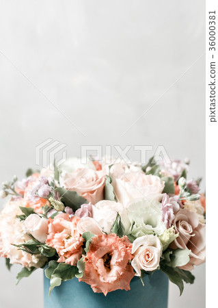 Luxury bouquets of mix flowers in the hat box 36000381