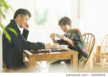 咖啡廳餐廳中間情侶 36000648