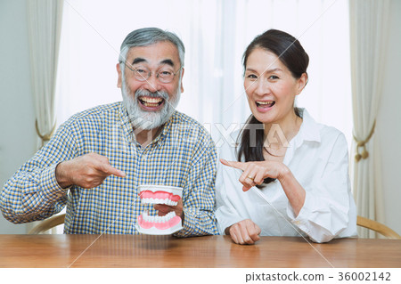 Senior couple (tooth) 36002142