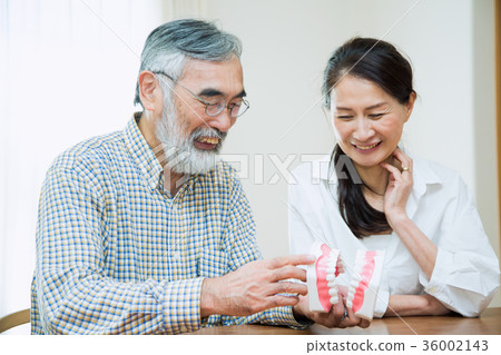Senior couple (tooth) 36002143