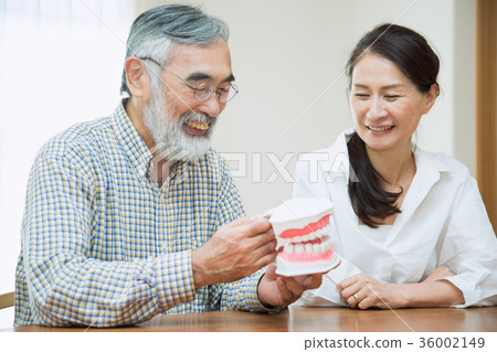 Senior couple (tooth) 36002149