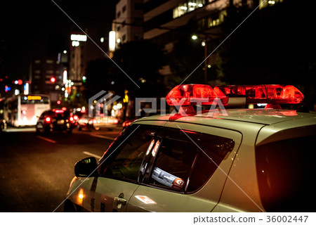 警車在夜晚的城市 36002447