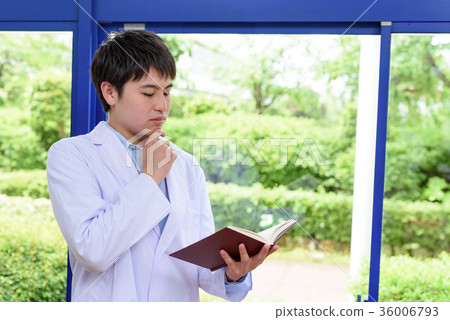 一件白色外套的學生讀書的 36006793