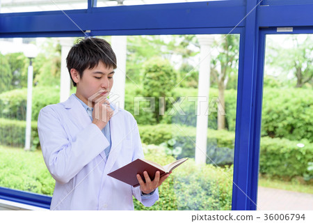 一件白色外套的學生讀書的 36006794