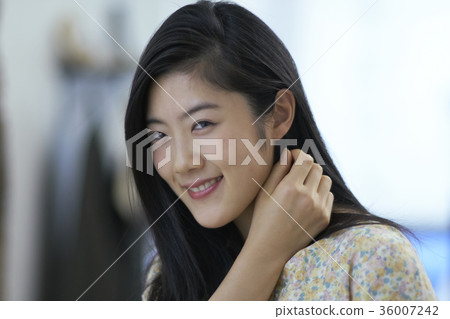 學生來到理髮師 學生來到理髮師 36007242