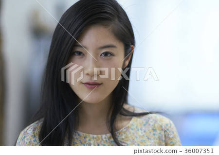 學生來到理髮師 學生來到理髮師 36007351