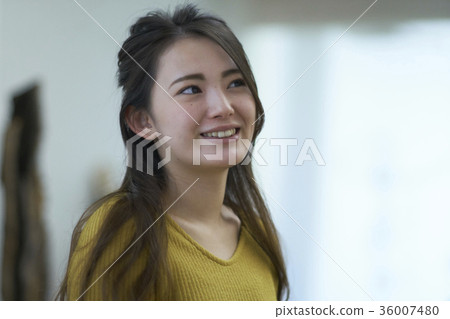 Student coming to the hairdresser 36007480