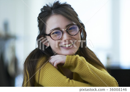 Student coming to the hairdresser 36008146