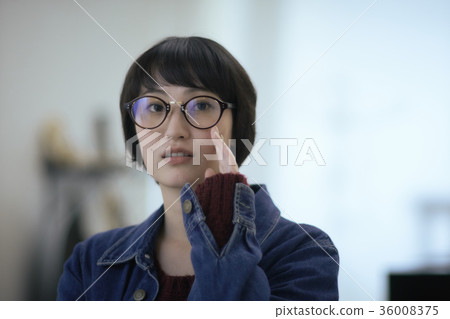 Student coming to the hairdresser 36008375