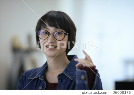 學生來到理髮師 學生來到理髮師 36008376