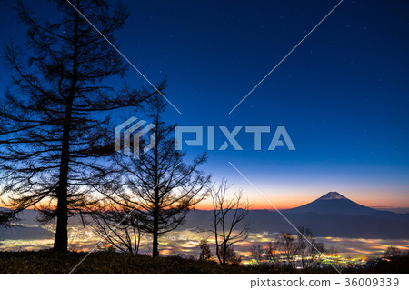 <Yamanashi Prefecture> Dawn of Mt. Fuji and Kofu Basin 36009339
