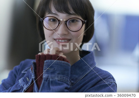 Student coming to the hairdresser 36009470
