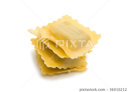 ravioli isolated 36010212