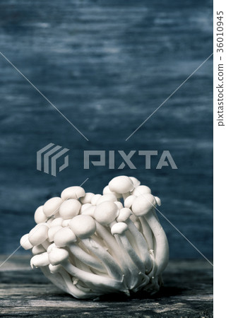 japanese bunapi-shimeji mushrooms 36010945