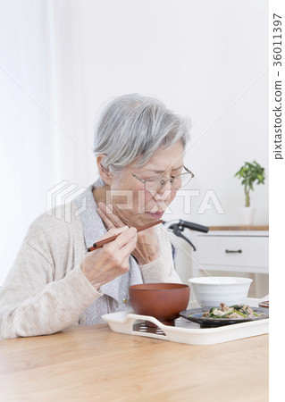 Aged dysphagia image swallowing painful 36011397