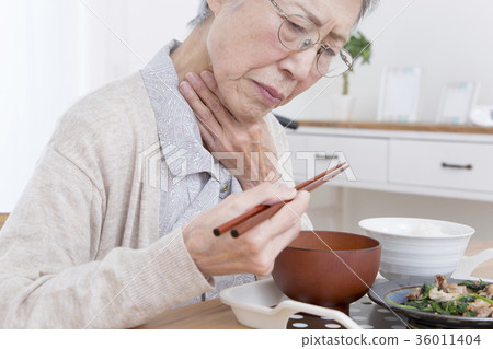 吞下困難的手特寫鏡頭的年邁的吞嚥困難圖像 吞下困難的手特寫鏡頭的年邁的吞嚥困難圖像 36011404