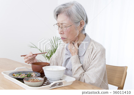 老年人吞嚥困難圖像吞嚥疼痛 36011410
