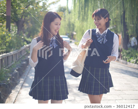 走在京都市的高中女孩 36012417