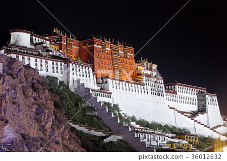 布達拉宮在晚上。 2016年9月21日 36012632