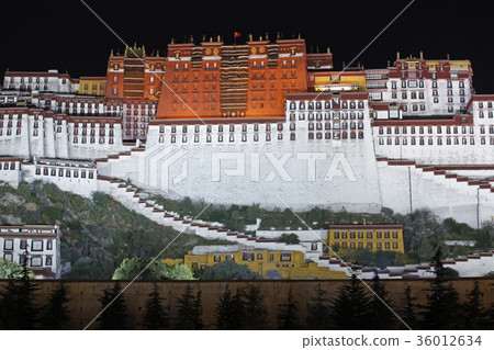 布達拉宮在晚上。 2016年9月21日 36012634