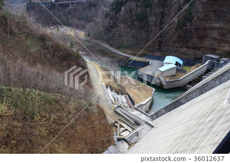 從Tatsunai河大壩的頂部向下游看 從Tatsunai河大壩的頂部向下游看 36012637