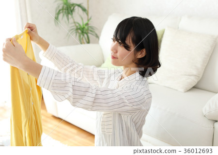 Women who organize clothes 36012693