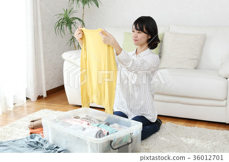 Women who organize clothes 36012701