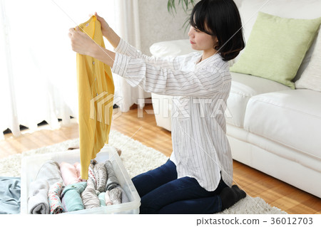 組織衣服的女性 36012703
