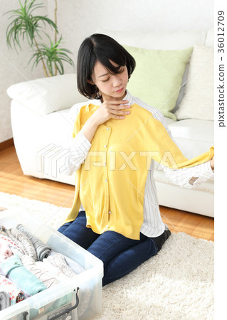 組織衣服的女性 組織衣服的女性 36012709