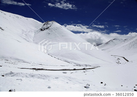 Snowy mountain in Tibet. 2016/9/22 36012850