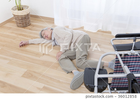 在老人的輪椅上墜落事故 36012858