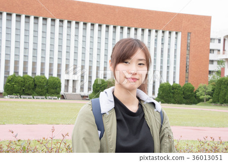 站在校園裡的女人（日本經濟大學） 36013051