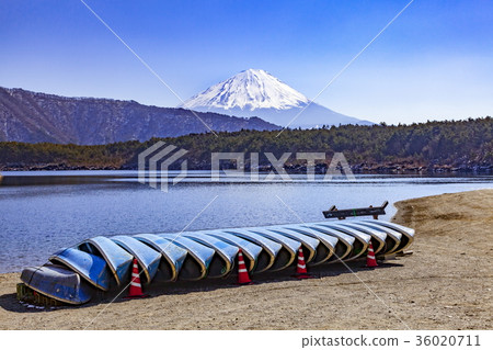 Mt. Fuji seen at West Lake in winter Mt. Fuji seen at West Lake in winter 36020711