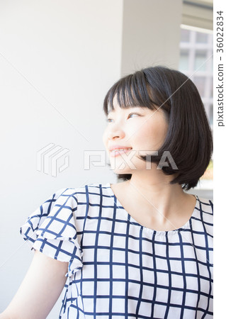 一個女人抬頭 36022834